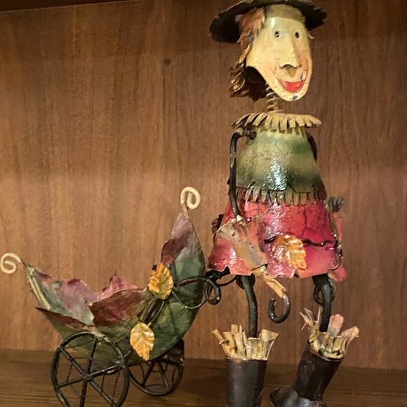 Rustic metal witch and scarecrow Halloween Gardener figurines decor - Picture 6 of 8
